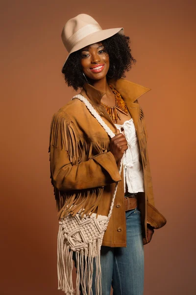 Retro 70 moda mulher africana com chapéu branco e casaco marrom . — Fotografia de Stock