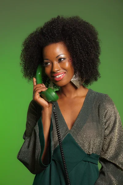 Retro 70 afro femeie de moda cu rochie verde. Calling with gree — Fotografie, imagine de stoc