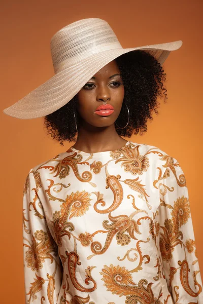 Retro 70s fashion afro woman with paisley dress and white hat. B — Stock Photo, Image