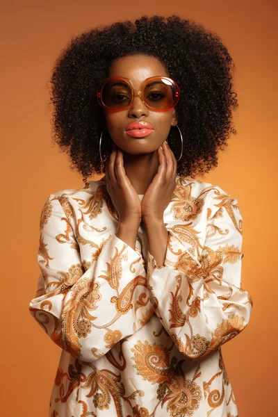 Retro 70s fashion african woman with paisley dress and sunglasse — Stock Photo, Image