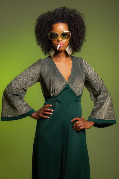 Smoking retro 70s fashion afro woman with green dress and sungla — Stock Photo, Image