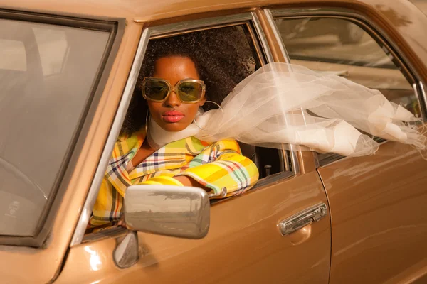 Vintage 70 moda afro mujer con gafas de sol de conducción en marrón —  Fotos de Stock