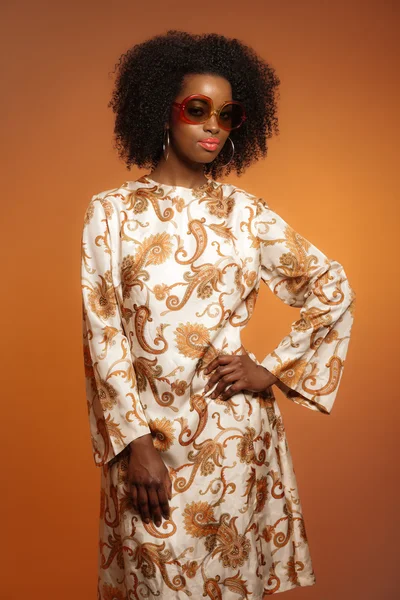 Retro 70er Jahre Mode Afrikanische Frau mit Paisley Kleid und Sonnenbrille — Stockfoto
