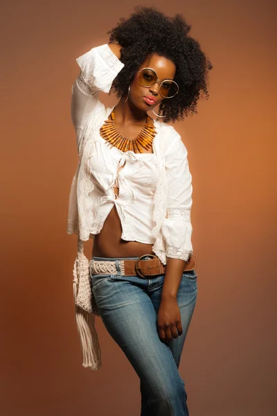 Vintage 70s fashion black woman with sunglasses. White shirt and — Stock Photo, Image