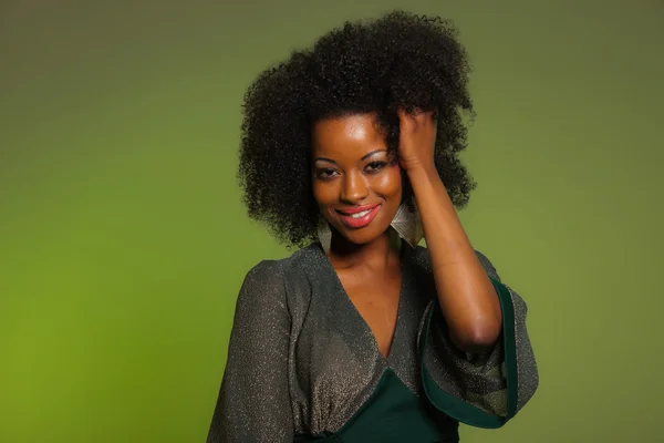 Sensuell retro sjuttiotalet mode afro kvinna med grön klänning. gre — Stockfoto