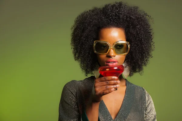 Retro 70s afro mode vrouw met groene jurk en oranje cocktai — Stockfoto