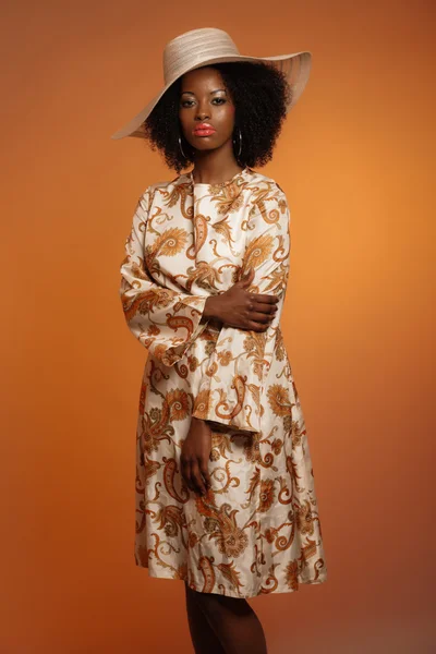 Retro 70s fashion afro woman with paisley dress and white hat. B — Stock Photo, Image