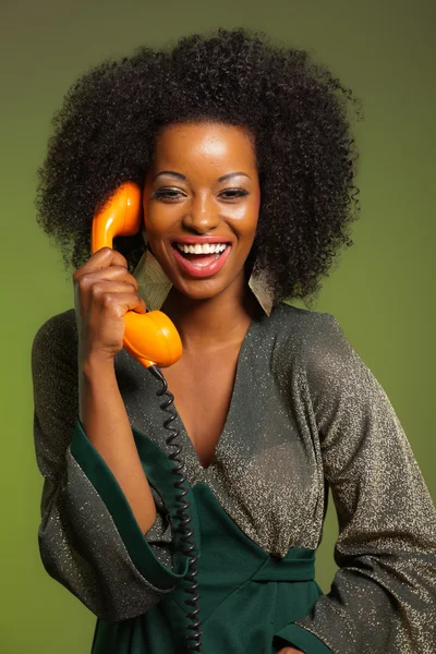 Retro 70s afro mode vrouw met groene jurk. bellen met oran — Stockfoto