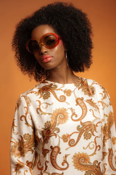 Retro 70s fashion african woman with paisley dress and sunglasse — Stock Photo, Image