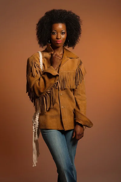 茶色の革のジャケットとビンテージ 70 年代ファッションのアフリカの女性 — ストック写真