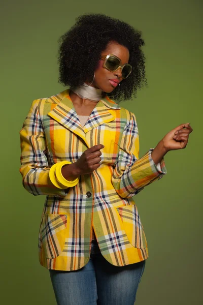 Dancing retro 70s fashion african woman with sunglasses. Yellow — Stock Photo, Image