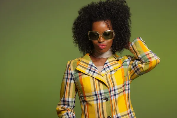 Dancing retro 70s fashion african woman with sunglasses. Yellow — Stock Photo, Image