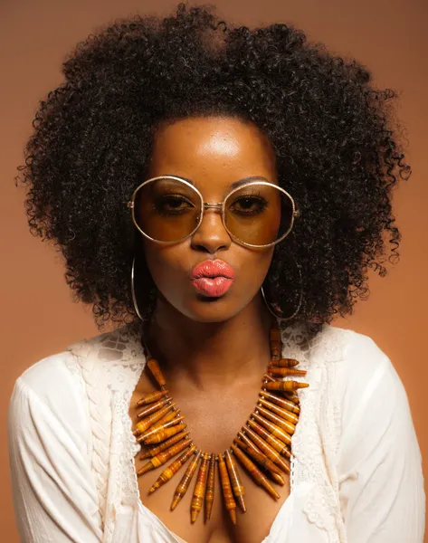 retro 70'lerin siyah kadın güneş gözlüğü ve beyaz gömlek moda. b