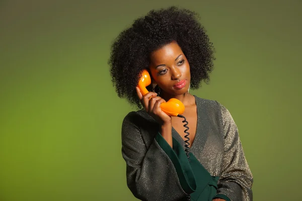 Retro 70s afro fashion woman with green dress. Calling with oran — Stock Photo, Image