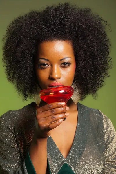 Retro 70s afro fashion woman with green dress and orange cocktai — Stock Photo, Image