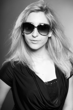 uzun sarı saçlı ve sunglas güzel bir kız Güzellik Portresi