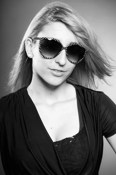 Skönhet porträtt av söt flicka med långa blonda hår och sunglas — Stockfoto