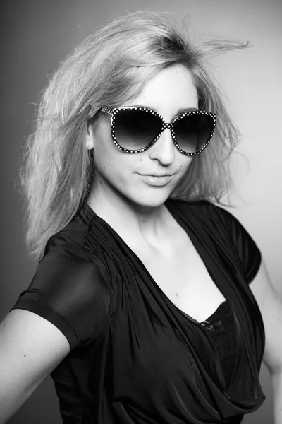 Krása portrét hezká dívka s dlouhými blonďatými vlasy a sunglas — Stock fotografie