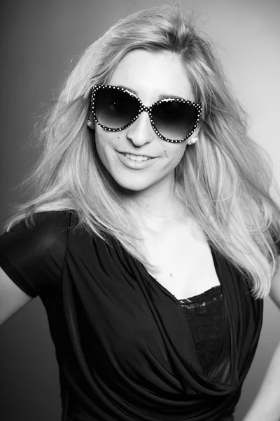 Beauty portrait of pretty girl with long blonde hair and sunglas — Stock Photo, Image