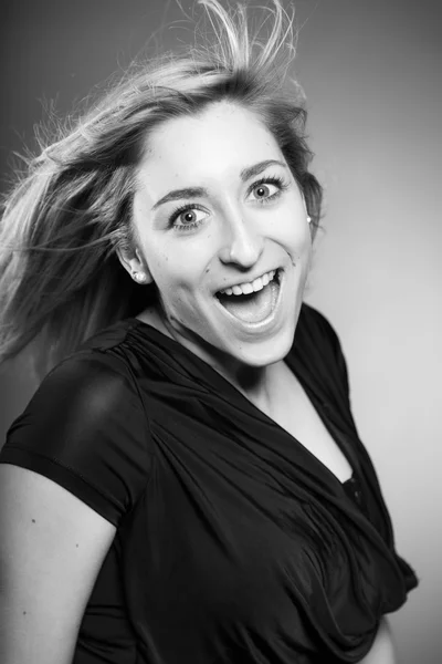 Retrato de beleza de moda de menina bonita com cabelo loiro longo. Bl — Fotografia de Stock