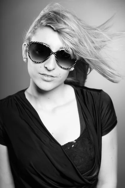 Beauty portrait of pretty girl with long blonde hair and sunglas — Stock Photo, Image