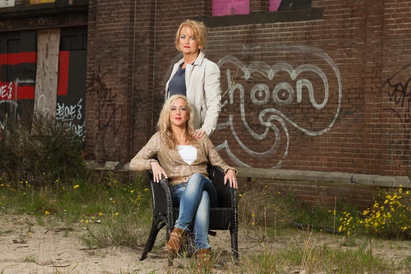 Blonde mother and daughter portrait in urban scenery. — Stock Photo, Image