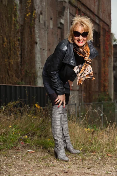 Pretty middle aged woman with blonde hair and black sunglasses. — Stock Photo, Image