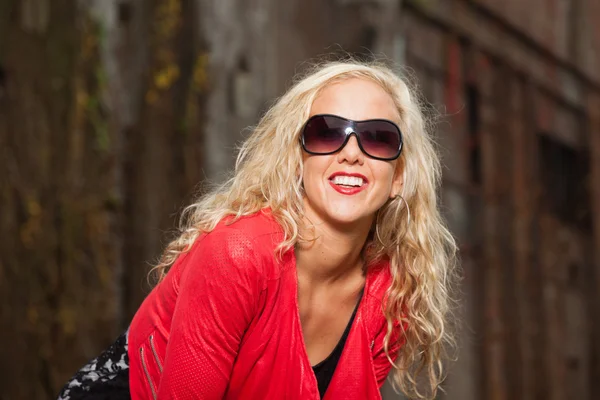 Pretty young woman with long blonde hair and black sunglasses. U — Stock Photo, Image
