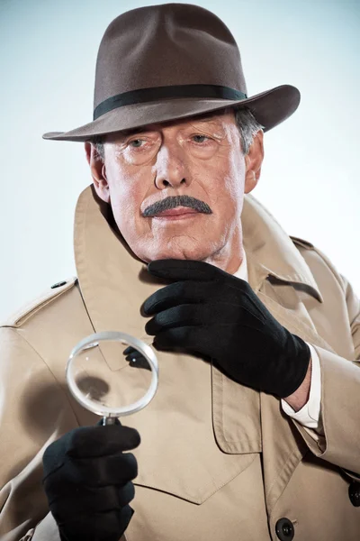 Retro detective man with mustache and hat. Holding magnifying gl — Stock Photo, Image