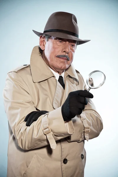 Retro detective man with mustache and hat. Holding magnifying gl — Stock Photo, Image