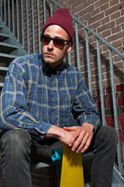 yün şapka ve güneş gözlüğü onun bo holding ile kentsel kaykaycı