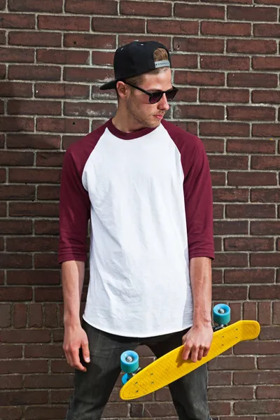 Urban Fashion Skateboarder mit schwarze Kappe und Sonnenbrille im fron — Stockfoto