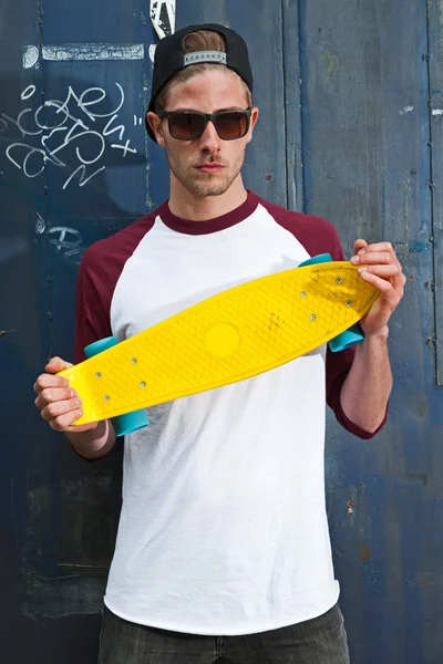 Skateboarder moda urbana con tappo nero e occhiali da sole in fron — Foto Stock