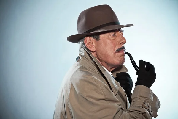 Detective vintage con bigote y sombrero. Pipa de fumar. Estudio sh —  Fotos de Stock