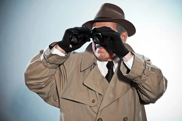 Ročník detektiv s knírkem a klobouk. Při pohledu přes binocul — Stock fotografie