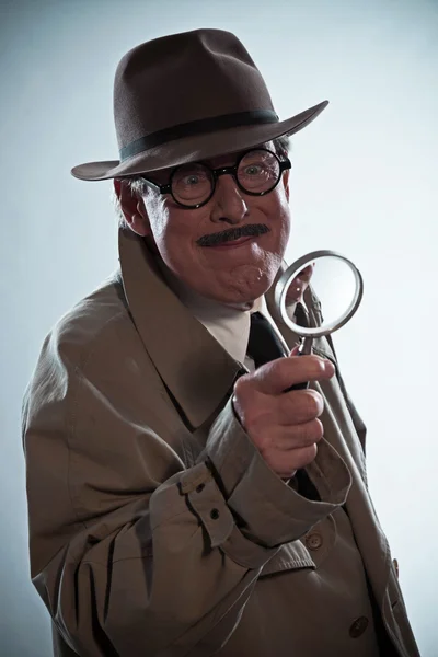 Vintage detective met snor en hoed. op zoek via vergroten — Stockfoto