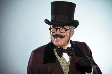 Klasik dickens tarzı adam bıyık ve şapka. Gözlüklü