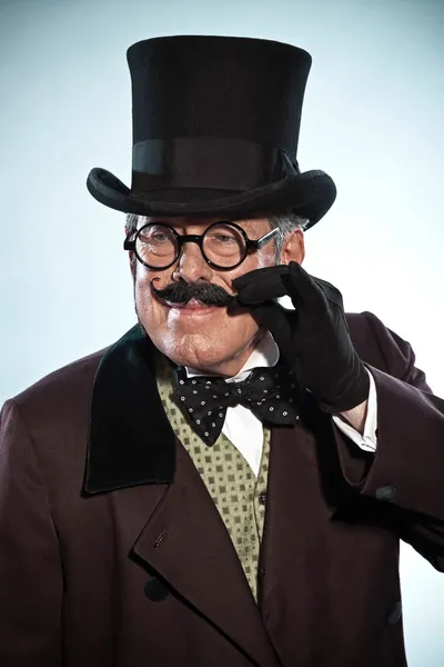 Vintage dickens hombre de estilo con bigote y sombrero. Usar gafas —  Fotos de Stock