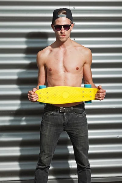 Rough cool street skateboarder with black cap and sunglasses in — Stock Photo, Image