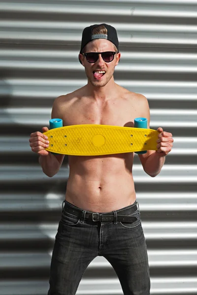 Ruwe cool street skateboarder met zwarte pet en zonnebril in — Stockfoto