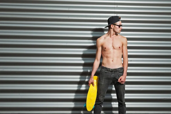 Patinador callejero fresco áspero con gorra negra y gafas de sol en —  Fotos de Stock