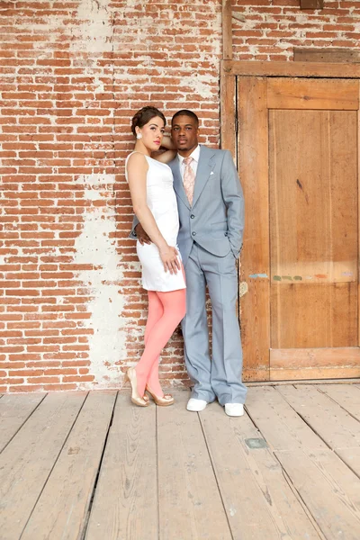 Pareja de boda romántica de moda vintage en edificio urbano antiguo. M —  Fotos de Stock