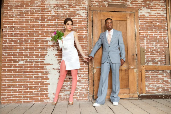 Pareja de boda romántica de moda vintage en edificio urbano antiguo. M — Foto de Stock