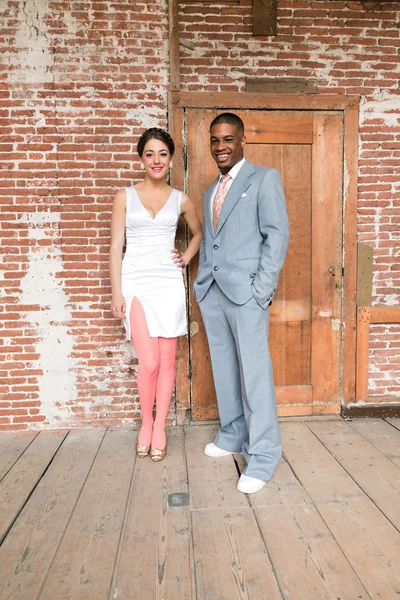 Pareja de boda romántica de moda vintage en edificio urbano antiguo. M — Foto de Stock