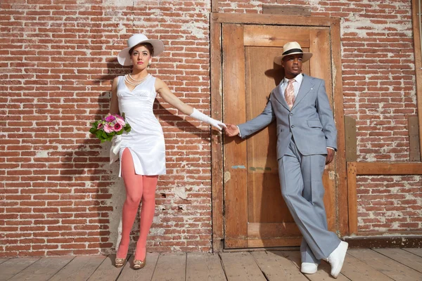 Vintage jazz fashion sexy wedding couple in old urban building. — Stock Photo, Image