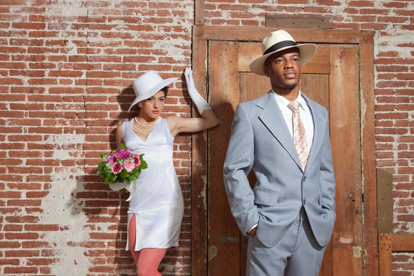 Pareja de boda de moda de jazz retro en edificio urbano antiguo. Novio i —  Fotos de Stock