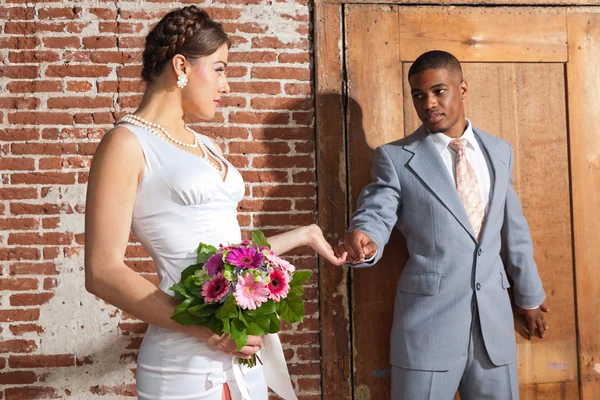 Pareja de boda romántica de moda vintage en edificio urbano antiguo. H —  Fotos de Stock