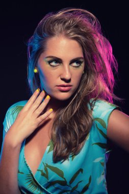 seksi retro 80'ler tropikal mavi elbise ve uzun bl ile kız moda