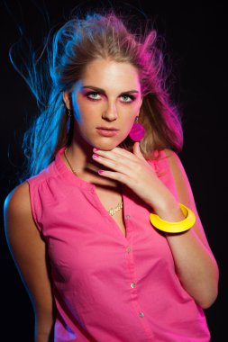uzun sarı saçlı disko kız moda güzel retro 80'ler ve