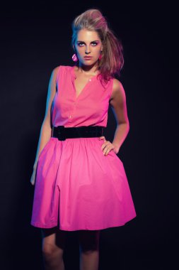yaramaz retro 80'ler pembe elbise ve uzun sarı h ile kız moda